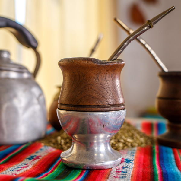 Magia "lemnului sacru". Cum să îngrijești un vas din lemn de palo santo?